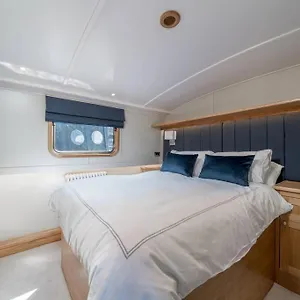 Luxurious Houseboat Near Canary Wharf In Botel London